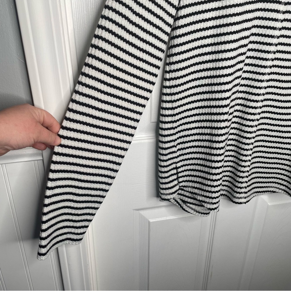 Sundance Striped Waffle Knit Thermal Minimalist Comfy Cozy in Black/White M - Picture 6 of 9